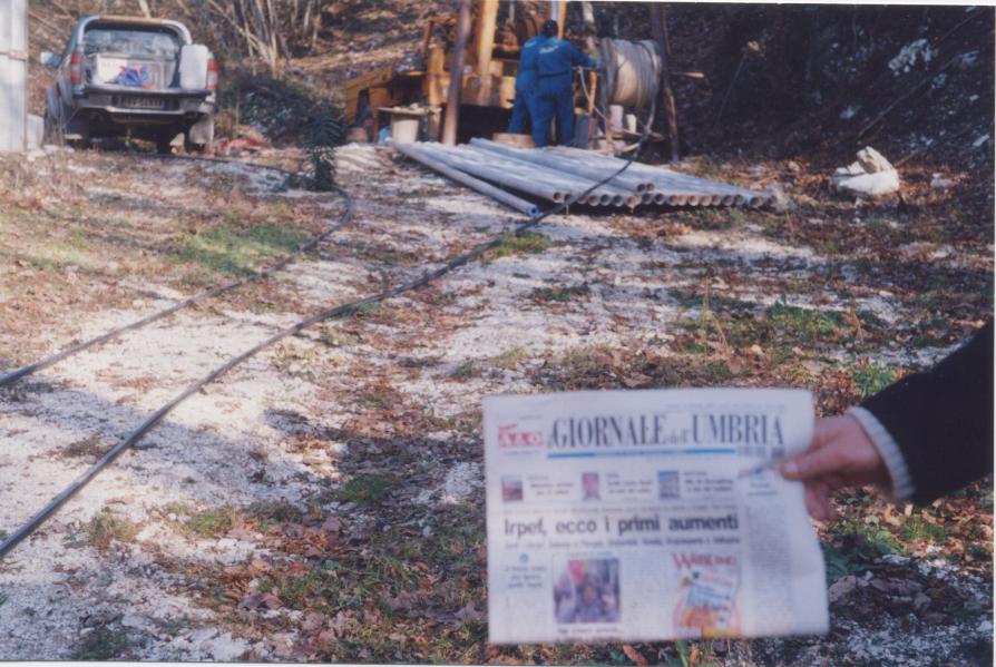 Foto del 16 febbraio con gli operai che per conto dell'Idrea posanno tubi al pozzo Corcia
